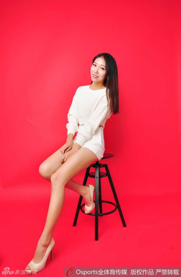 齐鲁篮球宝贝新春绽放 白衣胜雪舞动火热青春 柔和的日光下,啦啦队员轻松展示高难度一字马,修长身姿与纯白衣物构成一幅绝美画卷。