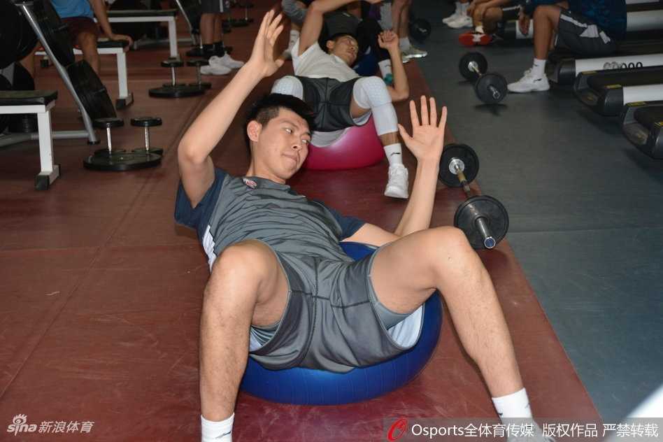 齐鲁蓄力,静待锋芒:山东高速男篮新春集训全力冲刺第三阶段 老将陶汉林在篮下卡位要球,眼神中透露出对胜利的坚定渴望