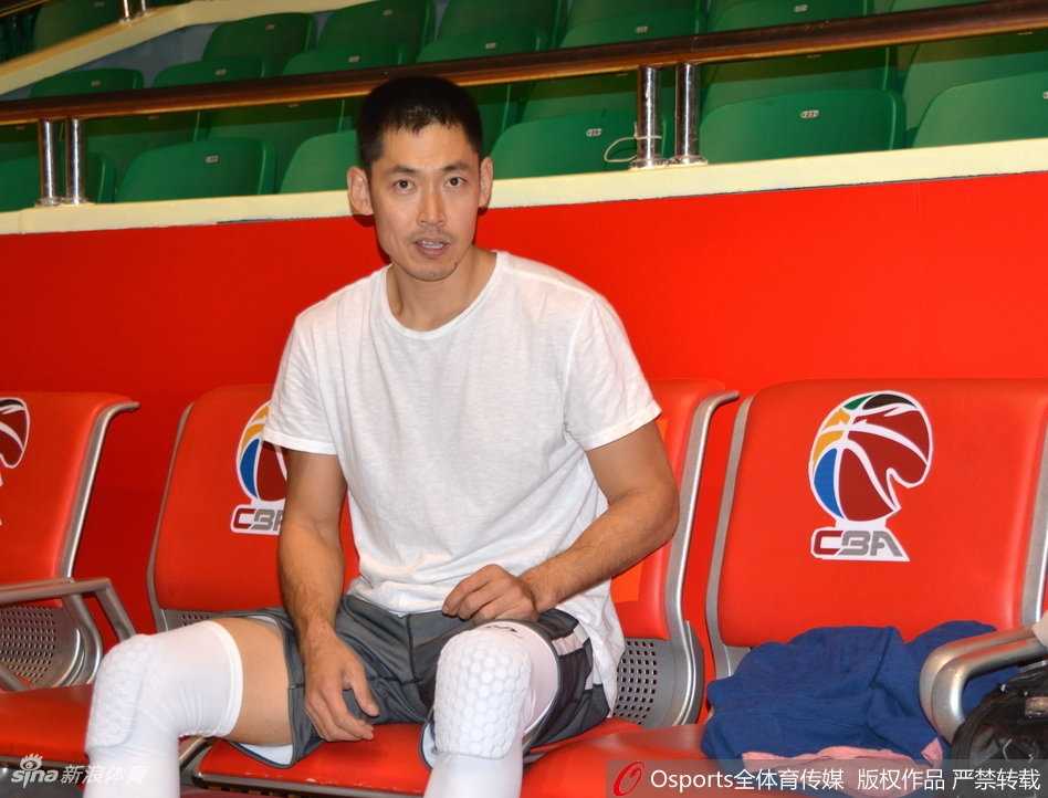 齐鲁蓄力,静待锋芒:山东高速男篮新春集训全力冲刺第三阶段 夕阳余晖透过训练馆的窗户洒在地板上,映照着球员们结束训练后收拾器材的身影