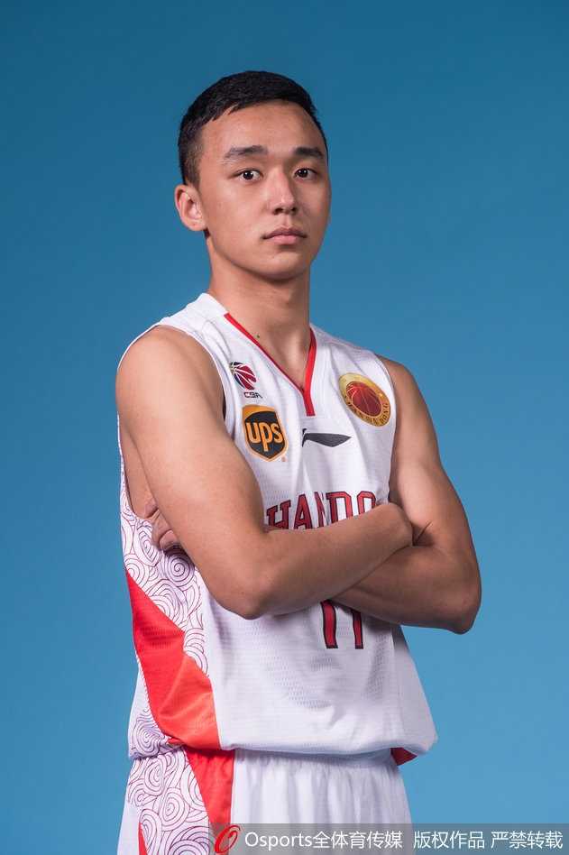 泰·劳森面带微笑，眼神中透出前NBA全明星球员的自信与灵动，蓄势待发掌控球队进攻脉搏。