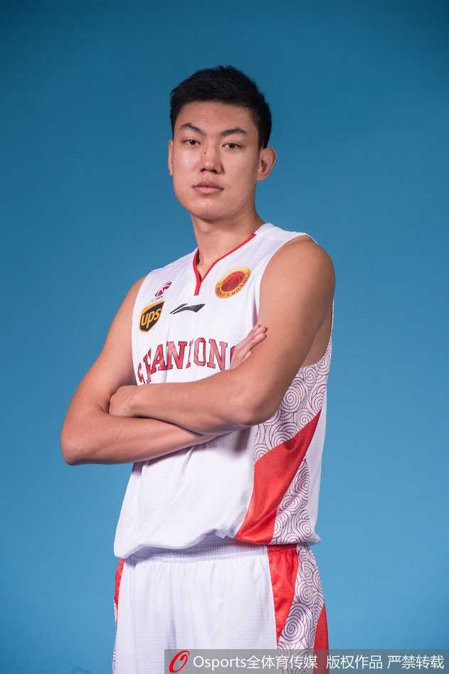 立陶宛中锋莫泰尤纳斯在镜头前展露强悍肌肉，预示着他将在新赛季的内线翻江倒海。