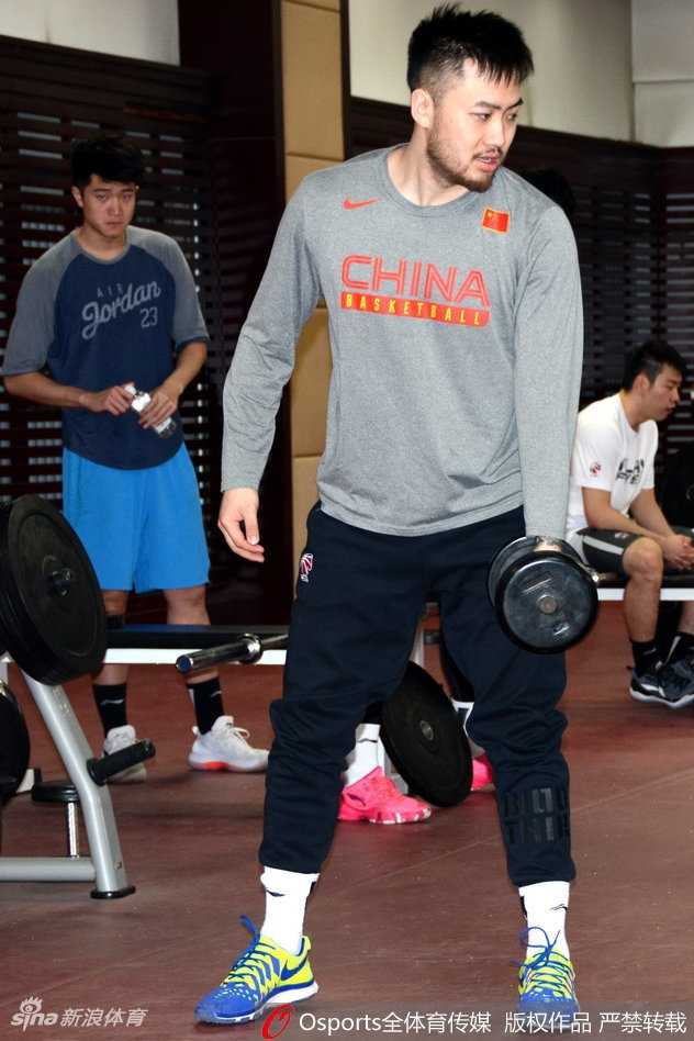 训练结束后，满头大汗的队员们并未立即离场，而是聚在一起认真聆听教练的总结，每一个细节的打磨都是为了在赛场上多一分胜算。