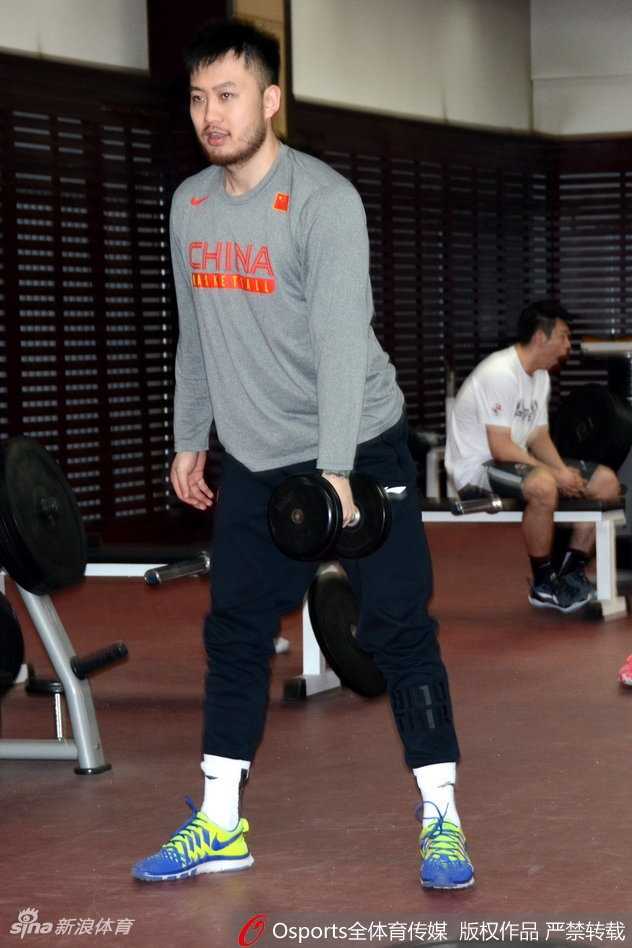 在一次成功的防守后，山东男篮的队员们围在一起，相互击掌鼓励，眼神中充满了坚定与信任，团队的凝聚力在这一刻展现得淋漓尽致。