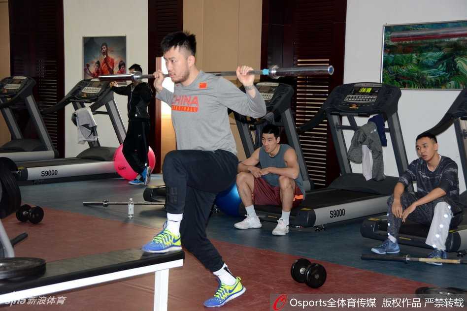 训练场上，山东男篮的队员们挥汗如雨，专注地进行着战术配合演练，每一次跑动和传球都彰显着团队的默契与对胜利的渴望。