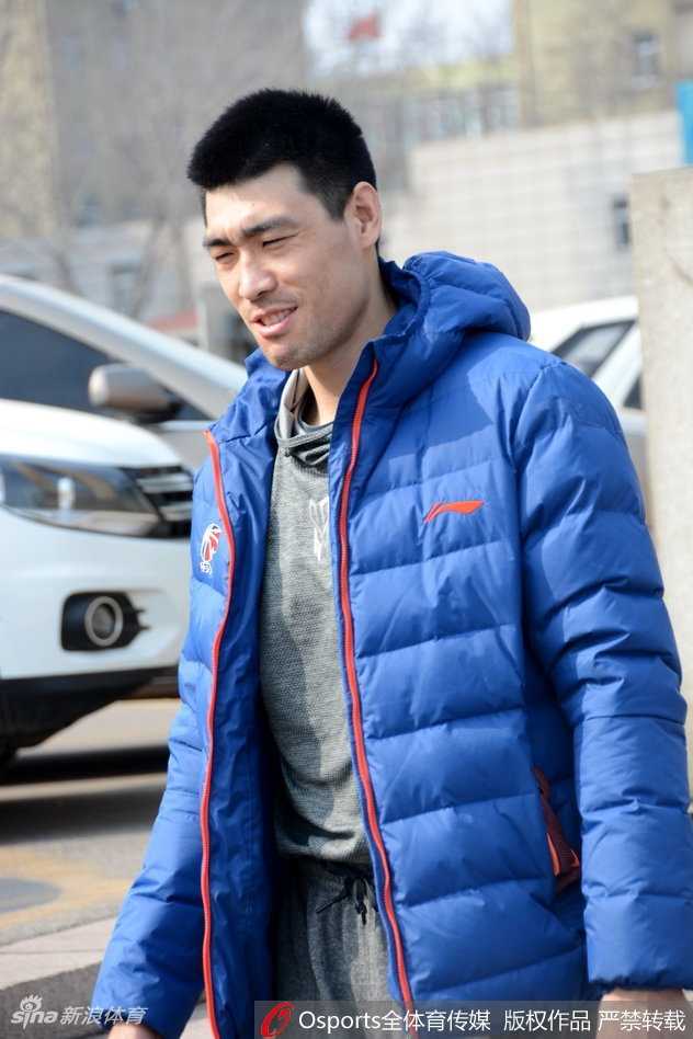 山东男篮的射手群正在进行三分球专项训练，皮球在空中划出一道道优美的弧线，应声入网，展现出极佳的投篮手感。