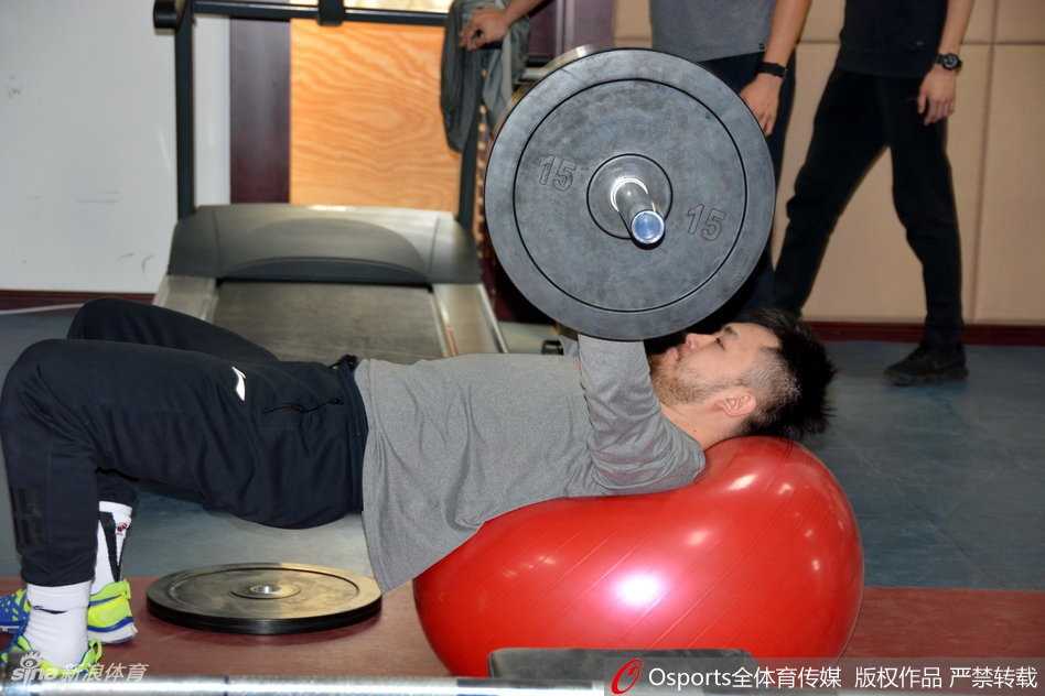 外援琼斯在篮下展现出强大的统治力，他高高跃起，用一记势大力沉的单手劈扣终结进攻，引得场边队友阵阵喝彩。