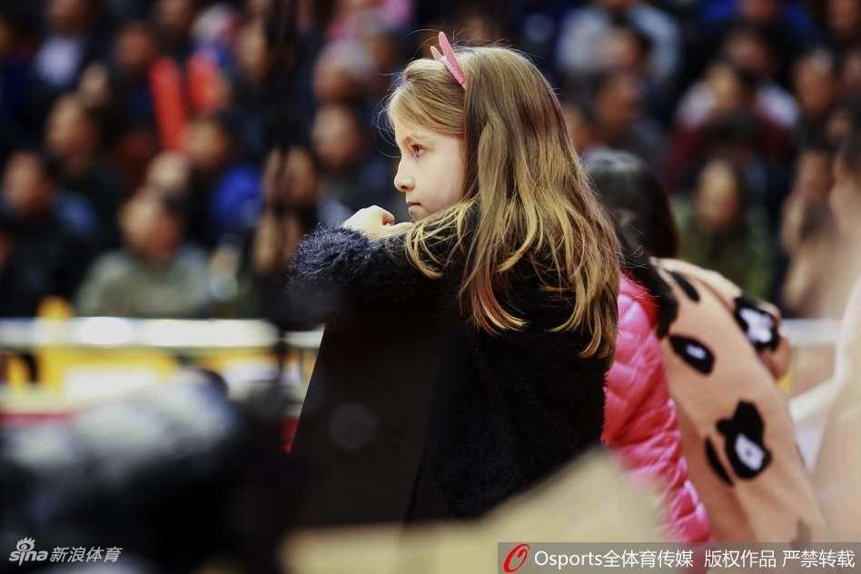 齐鲁铁骑的温柔注脚:回望山东男篮传奇赛季与场边的家人风景 莫泰尤纳斯的小儿子戴着毛线帽,在母亲怀里好奇地东张西望,球馆的喧嚣对他来说更像是新奇的交响乐。