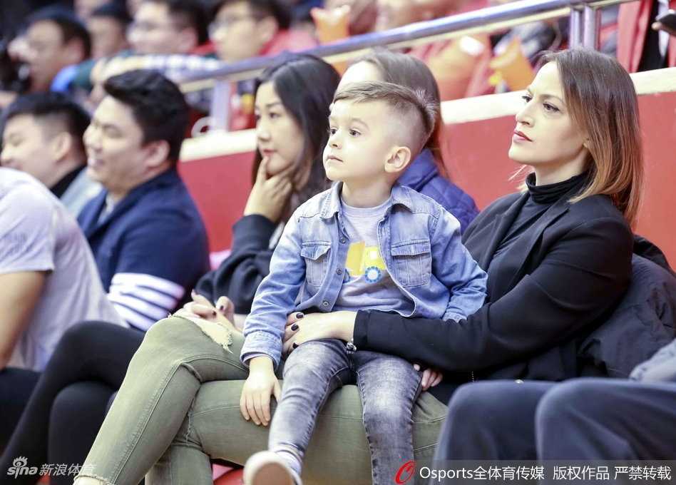 齐鲁铁骑的温柔注脚:回望山东男篮传奇赛季与场边的家人风景 劳森的伴侣身着一袭简约黑衣,倚靠在看台栏杆前,嘴角含笑的她正用手机记录下丈夫在场上组织进攻的指挥官风采。