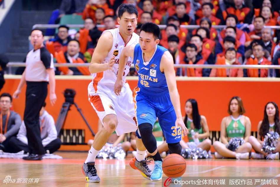 劳森如闪电般撕裂四川防线，单手潇洒抛射瞬间