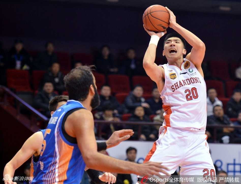 齐鲁风暴狂胜蜀军,丁彦雨航领衔七人上双 哈达迪与莫泰篮下激烈肉搏,肌肉碰撞火花四溅