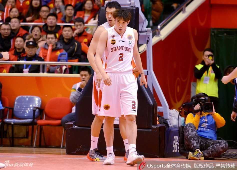 齐鲁风暴狂胜蜀军,丁彦雨航领衔七人上双 陶汉林旱地拔葱单臂炸裂劈扣,泰山力量震慑全场