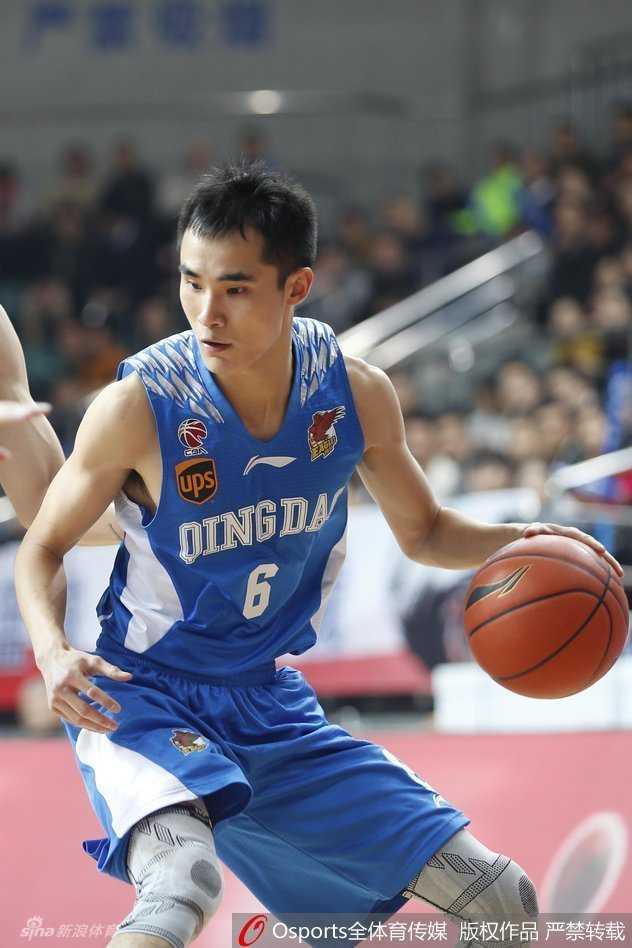 桑尼在内线拼抢中高高跃起，他伸长手臂，在对方头顶强硬摘下进攻篮板，展现了亚洲顶级内线的凶狠与血性。