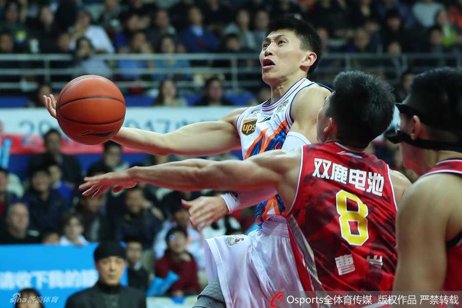 胡金秋以惊人的弹速飞身跃起，在空中单手接球，即将完成一记石破天惊的单手劈扣，青春的风暴席卷全场。