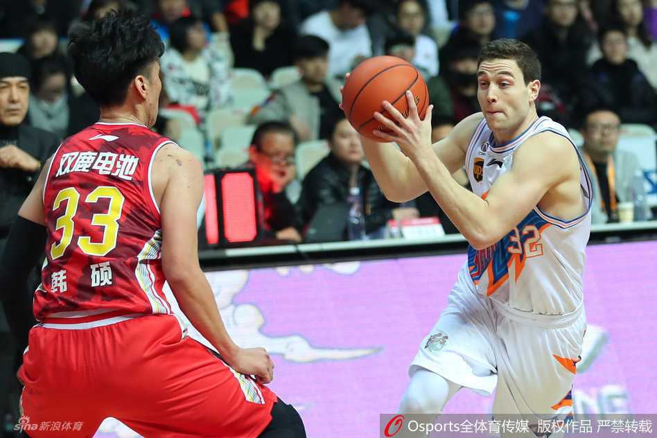 弗雷戴特在严防之下依旧自信出手，篮球划过天际的优美弧线，仿佛宣告着“寂寞大神”的无解时刻即将来临。