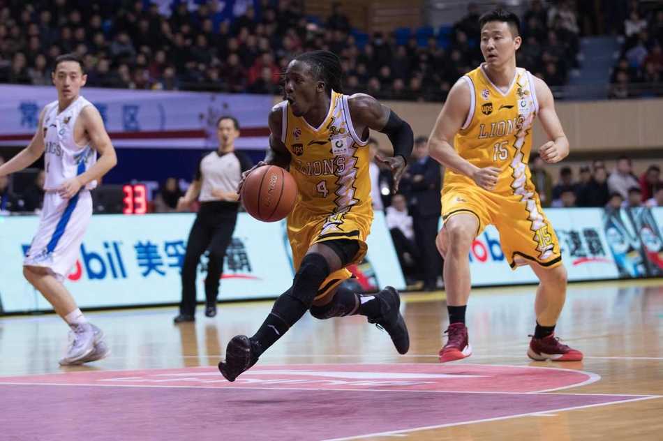 江苏肯帝亚队外援拉杜利察在广厦内线群中强行起跳，手臂青筋暴起，眼神坚毅地完成了一次势大力沉的单手劈扣。