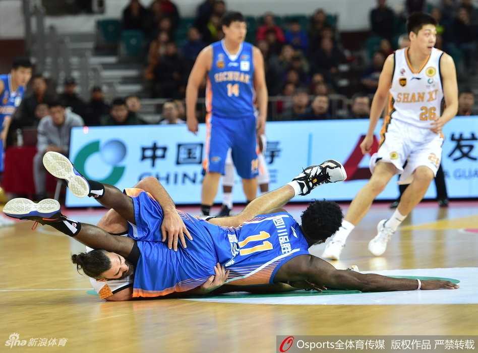 山西队年轻内线闫鹏飞抓住机会，在对方禁区上演双手大力灌篮，展现了新生代球员的无限活力与潜力。