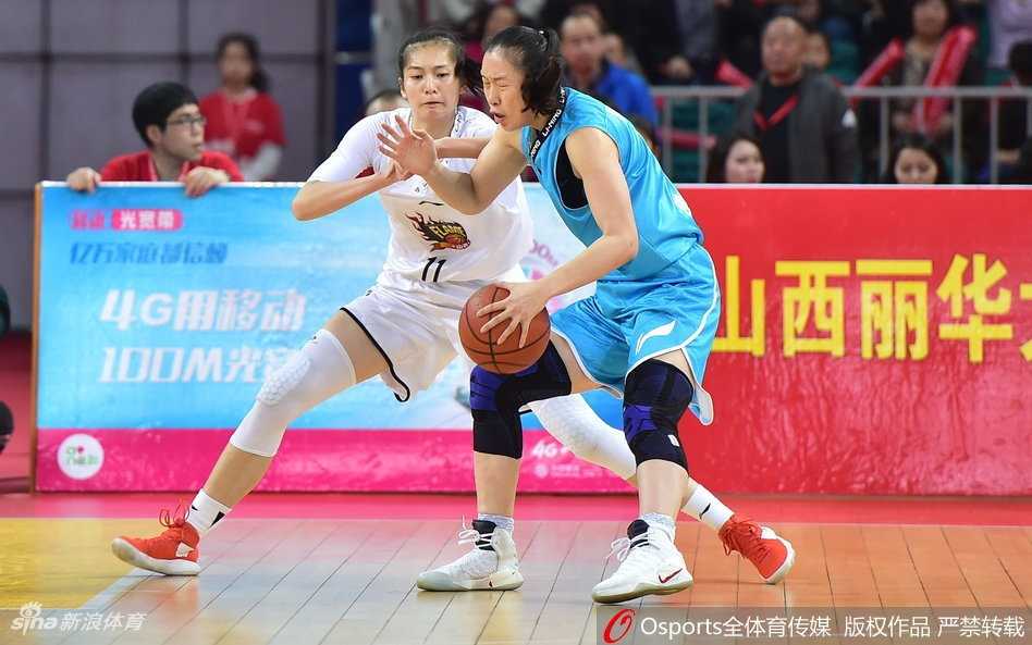 山西女篮外援琼克尔·琼斯在对手的严密防守下，依然高高跃起，以一记势大力沉的单手劈扣震撼全场，仿佛要撕裂北京队的防线。