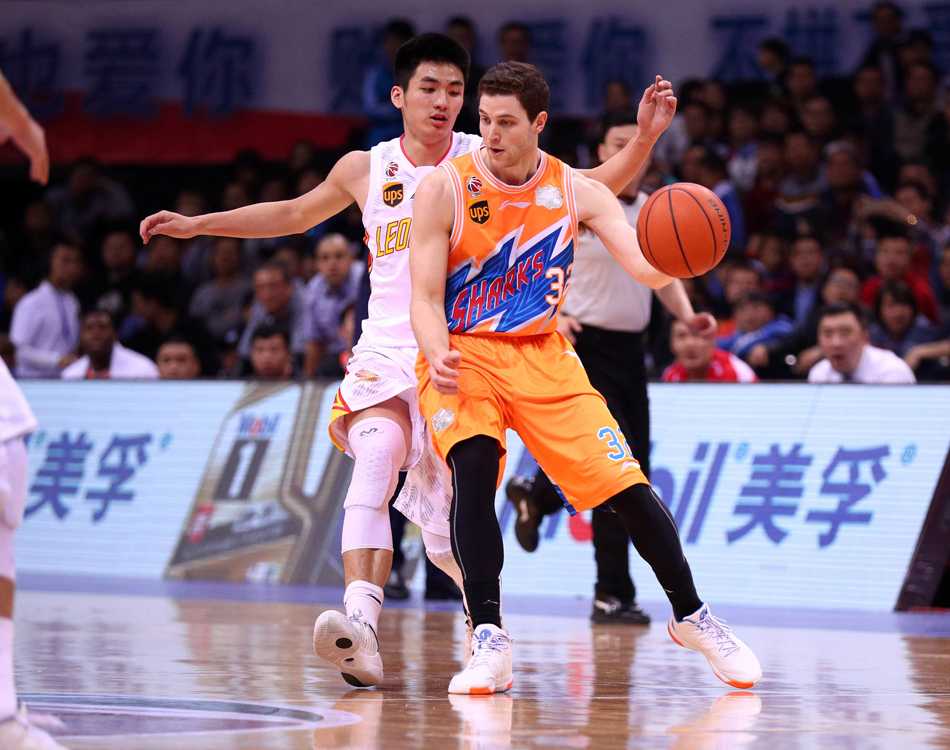 帕戈加速突破上海防线， despite 上海内线两大将张兆旭和曾文鼎的联手封堵。