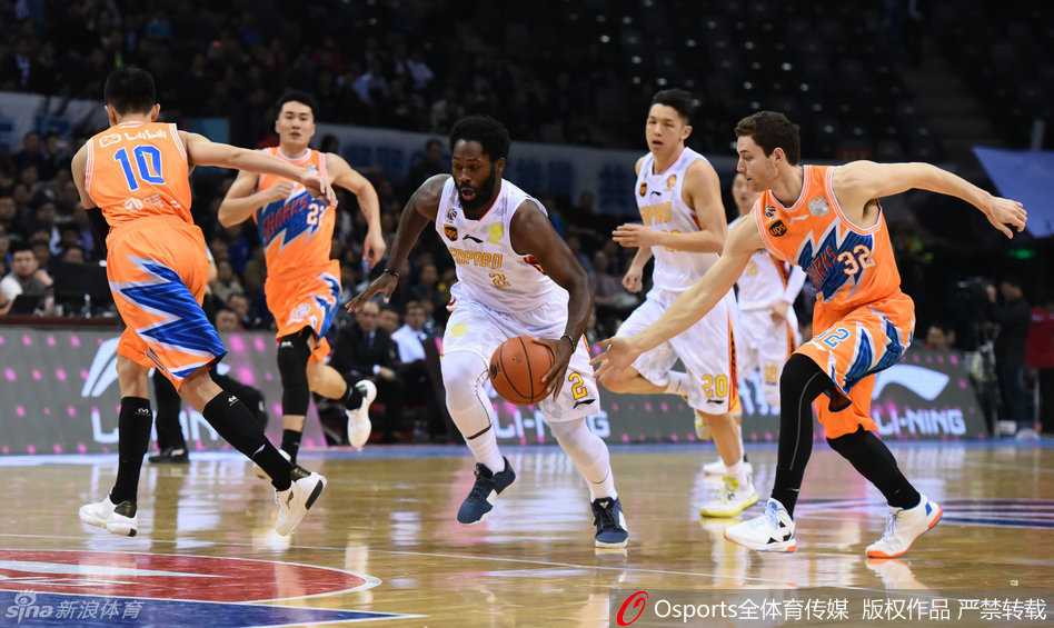 场边热情的深圳球迷打出标语，为即将踏上半决赛的球队呐喊助威。