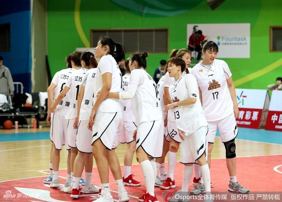 张家赫运球突破江苏队两人包夹，身体在空中形成一道优美的弧线，速度与力量的完美结合。