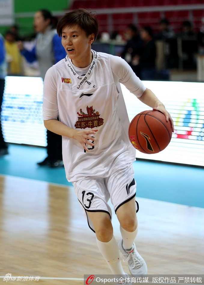 大庆队外援亨利在篮下遭遇包夹，她用强壮的身体卡住位置，眼神中透露出对篮板的绝对渴望。