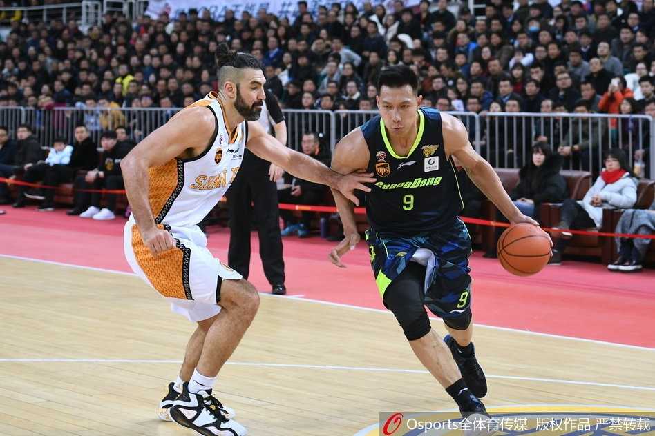 开场哨响瞬间，山西队外援犹如猎豹般从三分线外骤然启动，面对广东队的铁索防线，毅然决然跃起投射，皮球划出的弧线牵动着全场心跳。