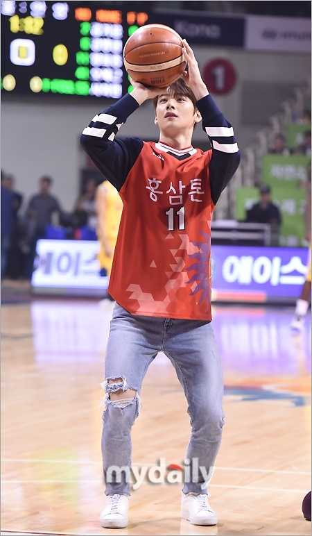 경기장을 가득 메운 관중들이 아스트로의 등장에 기립하여 환호하고 있는 모습.