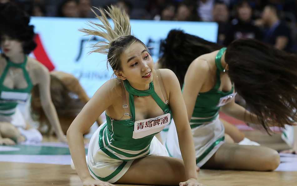 一名篮球宝贝正在激情热舞，飘散的长发和动感的舞姿完美结合，尽显女性的柔美与力量。