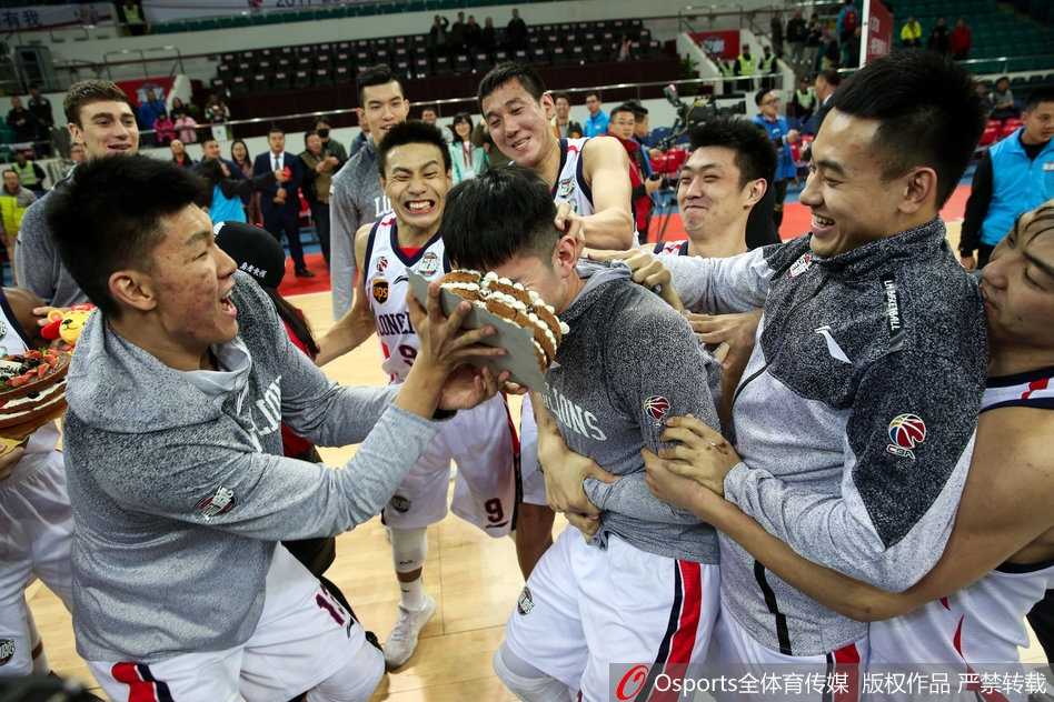 在一片欢声笑语中，衡艺丰闭上眼许下心愿，站在他身旁的队友们则早已蓄势待发，准备送上最热烈的“蛋糕袭击”。