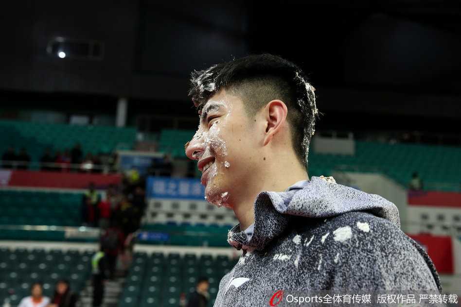 寿星衡艺丰在毫无防备的情况下，被队友们用蛋糕结结实实地盖在了脸上，瞬间奶油四溅，场面欢乐无比。