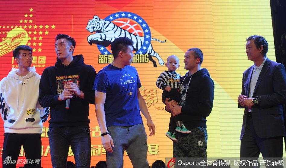 周琦在庆功宴上手持话筒发言，脸上带着青涩而自信的笑容