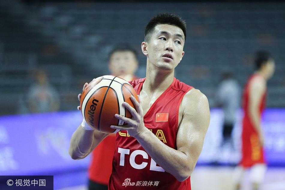 🏀 夏日砺剑:中国男篮蓝队东莞冲刺,中澳对抗赛前夕备战正酣 在东莞的炙热灯光下,男篮小伙子们的眼神专注而坚定,汗水顺着周鹏的脸颊滑落,一次防守滑步折射出全队严阵以待的备战态度。