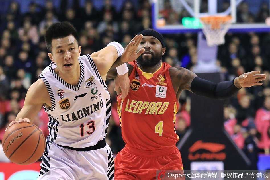 辽宁队郭艾伦如灵蛇出洞，利用背后运球晃开防守重心，瞬间加速穿越深圳队层层防线，留给对手一个追之不及的闪电背影。