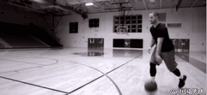 韦德像一辆顶级的跑车，在高速行驶中突然完成了一个违反物理学的直角转弯，将防守人定格在原地，自己则如鬼魅般滑向篮下。