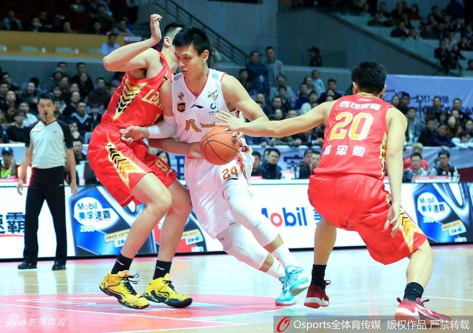 🏀铁军主场陷落,深圳烈豹狂飙送八一开季四连败 八一队球员在宁波主场严阵以待,眼神中透露出对赛季首胜的渴望,场边球迷挥舞着旗帜为心中的铁军呐喊助威。