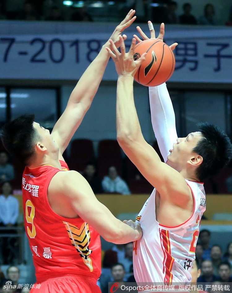 🏀铁军主场陷落,深圳烈豹狂飙送八一开季四连败 深圳队外援萨林杰在八一内线群中强行起跳,如坦克般碾压式上篮,展现了他全场24分17篮板的统治级表现。