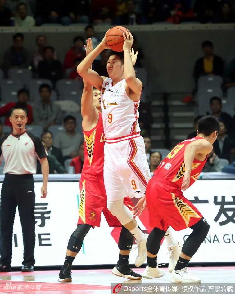 🏀铁军主场陷落,深圳烈豹狂飙送八一开季四连败 八一队雷蒙在外线张手命中三分,这是八一队不屈的宣言,但面对巨大的分差,他的脸上没有丝毫喜悦。