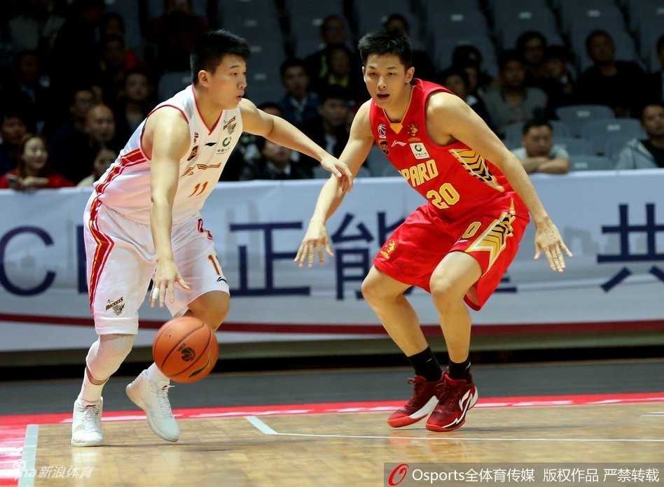 🏀铁军主场陷落,深圳烈豹狂飙送八一开季四连败 比赛结束后,深圳队员顾全面带微笑接受采访,本场他砍下25分,是球队获胜的重要功臣。