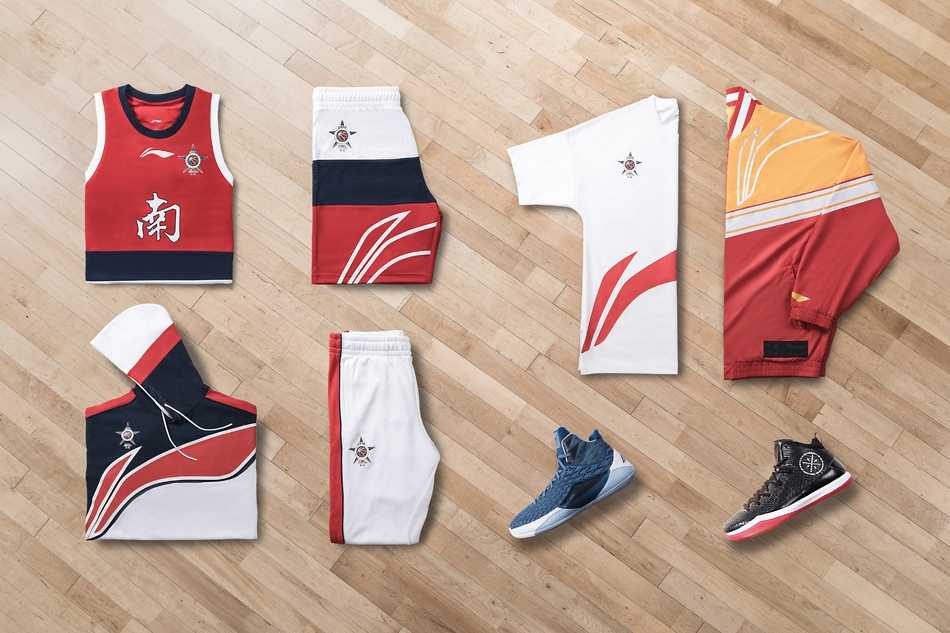 大学生扣篮王张健豪如惊雷般腾空，他飞跃队友的高难度动作定格在空中，身着白色训练服的身影不仅征服了篮筐，更打破了职业与校园的壁垒，创造了历史。