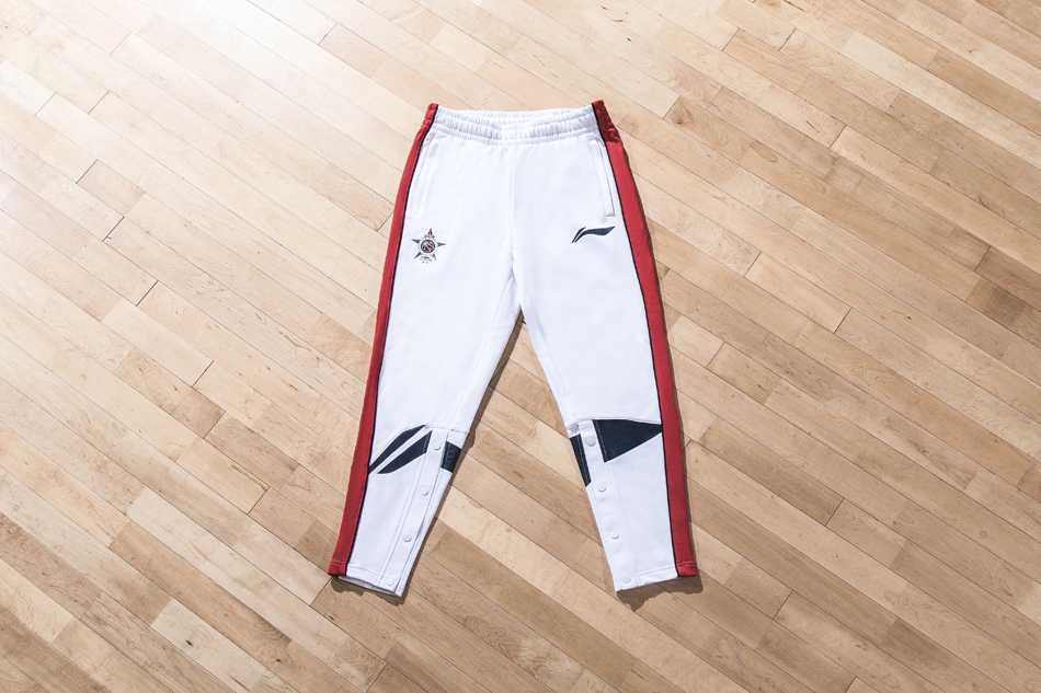 南区领袖易建联腾空而起，单手劈扣！他身着的红黑战袍在灯光下猎猎作响，这一扣不仅震撼了篮筐，也为他即将到手的MVP奖杯添上了最重的一码。