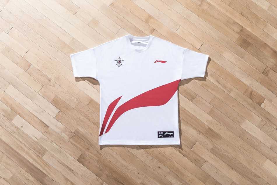 北区明星赵继伟身着黄白相间的装备在场边神情专注，简约的现代剪裁与经典的北区配色相得益彰，让他无论在场上下都散发着冷静的领袖气质。