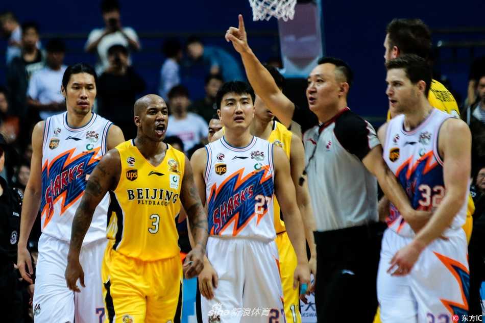 冲突爆发瞬间，弗雷戴特怒不可遏地从背后推搡马布里，马布里身体前倾，现场的空气仿佛瞬间凝固。