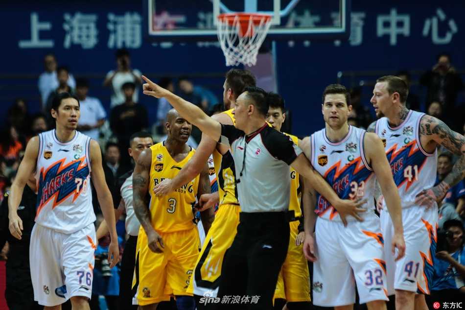 裁判和安保人员迅速介入，死死抱住冲突主角，试图将已经怒火中烧的两人分开。