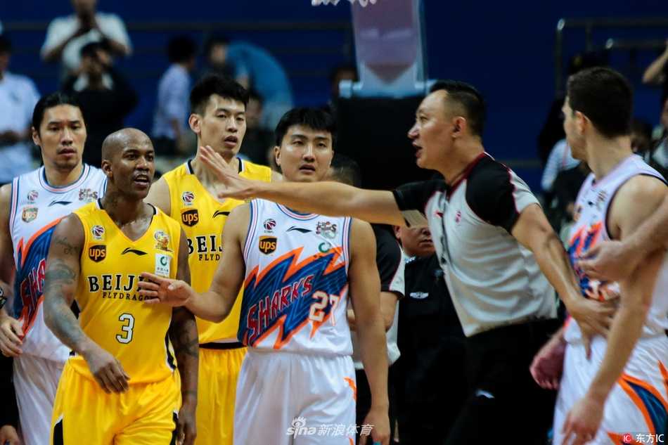 两人额头相抵，胸贴胸膛，弗雷戴特怒目圆睁，马布里毫不退让，上演NBA级别的强硬对峙。