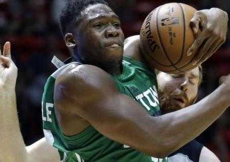 凯尔特人102-94胜开拓者，怀特末节三分锁定胜局