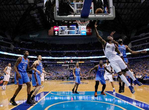 德克24罚全中砍48分，小牛西决首战灭火雷霆