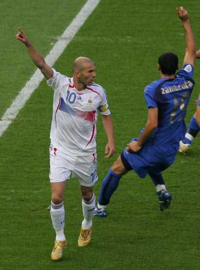 意大利2-0法国：生死战点球+红牌扭转C组出线格局