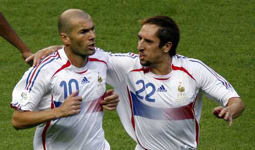 意大利2-0法国：生死战点球+红牌扭转C组出线格局