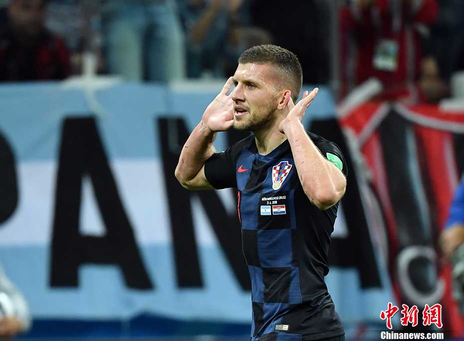 标题：阿根廷3-0复仇克罗地亚 时隔八年重返世界杯决赛（30字）