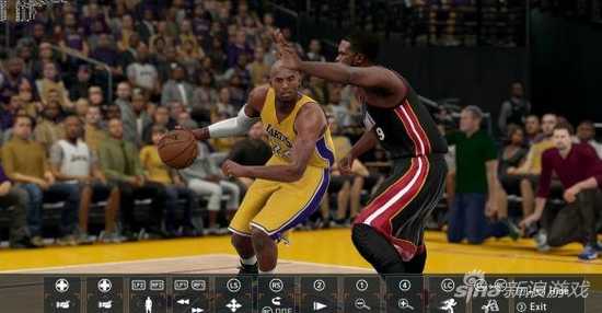 《NBA2K15科比1v1单挑打法：背身晃肩+假动作投篮教学》